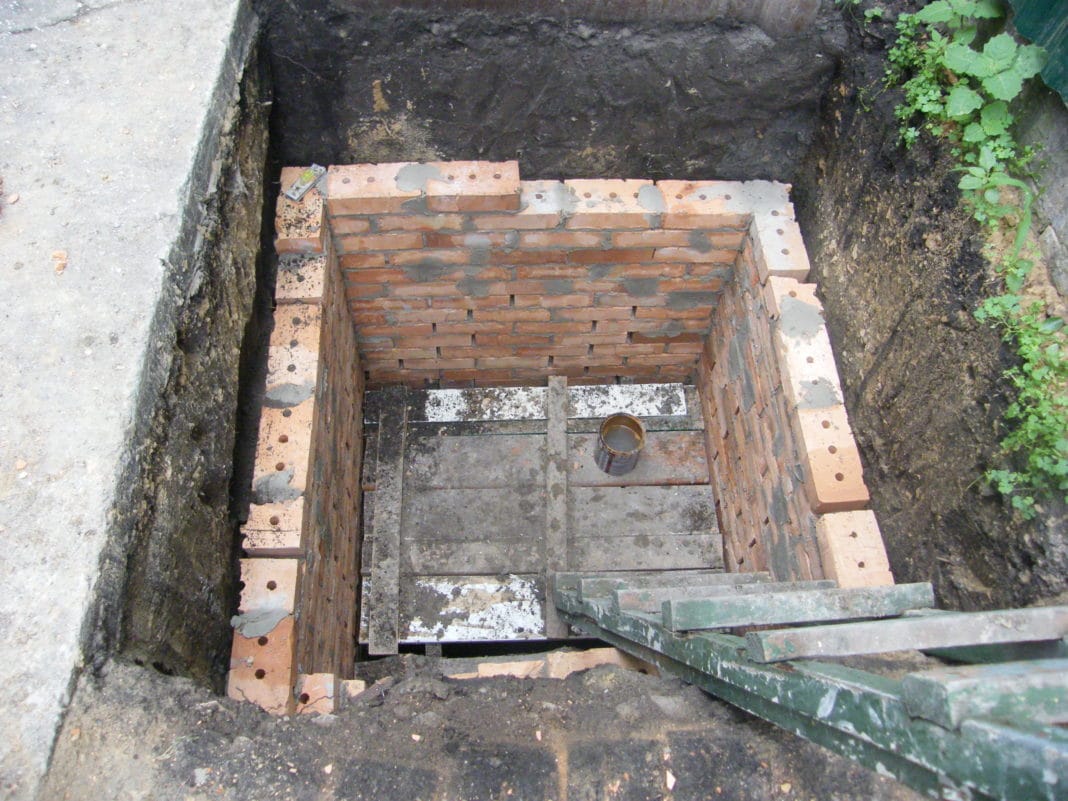 установка дачного туалета на яму