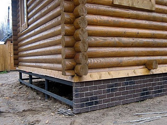  свайного фундамента: цоколя деревянного дома снаружи, отделка .