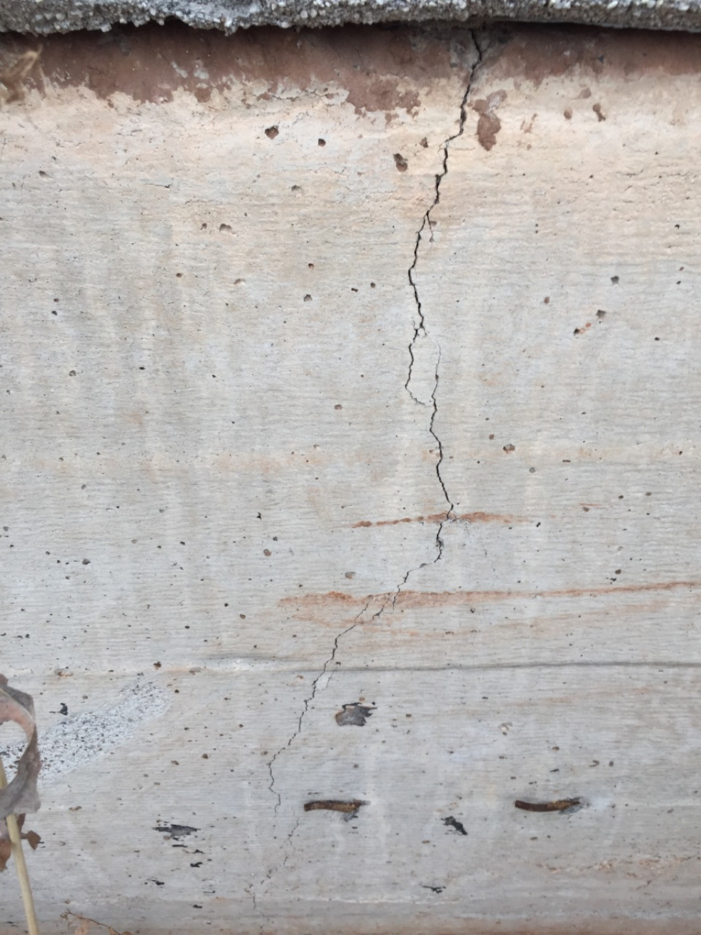 Обнаружена трещина. Усадочные трещины бетона в железобетонных. Усадочные трещины в фундаменте. Усадочные трещины в ленточном фундаменте. Мелкие трещины на фундаменте.