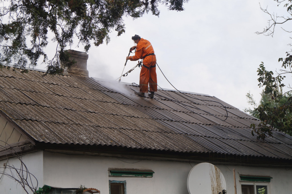 Чем и как заделать трещину в шифере на крыше: ремонт шиферной крыши .