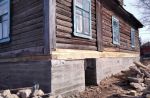 Как поднять деревянный дом и залить фундамент