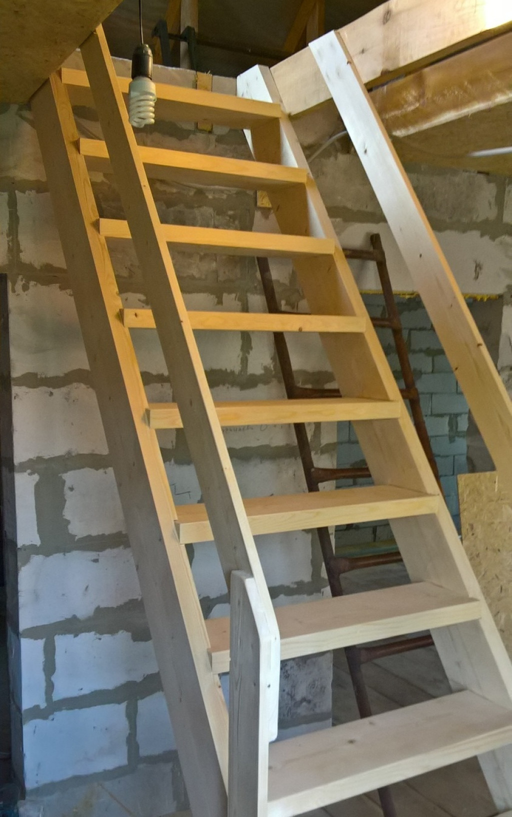 Построить лестницу своими руками. Лестница на мансарду. Простая деревянная лестница. Деревянная лестница на мансарду. Самодельная лестница.