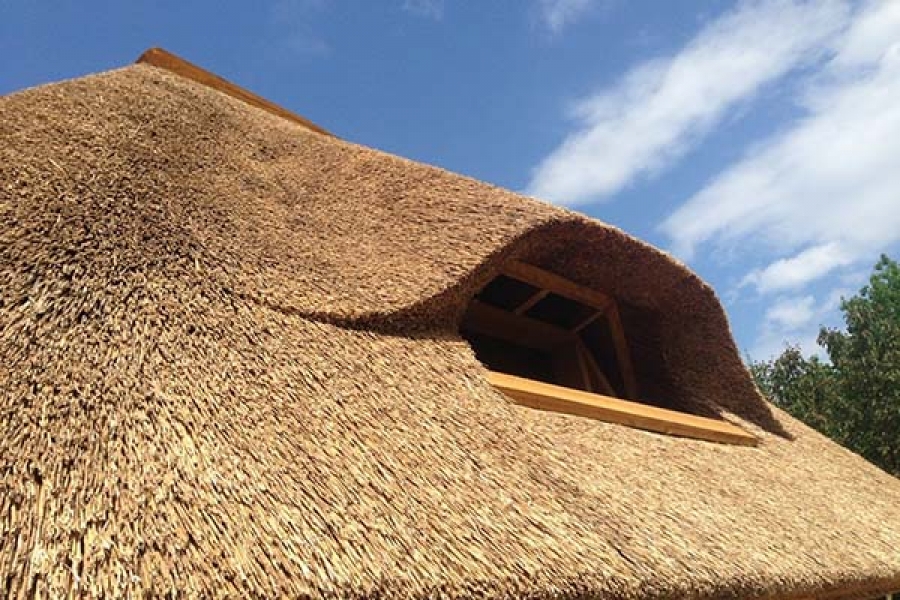 Соломенная крыша из экологических материалов, монтаж соломенной кровли .