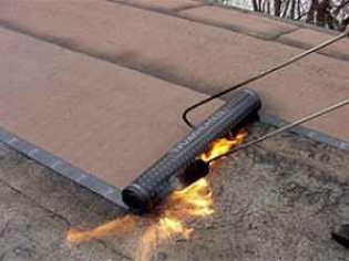 Как правильно покрыть крышу рубероидом?