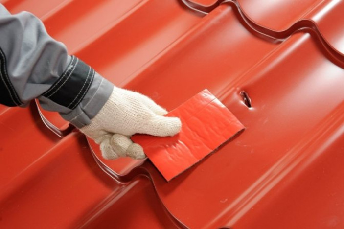 Как правильно ухаживать за покрытием крыши металлочерепицей
