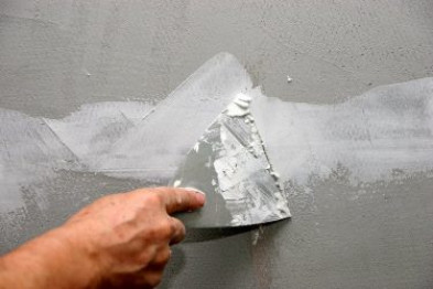 Как заделать трещину в стене