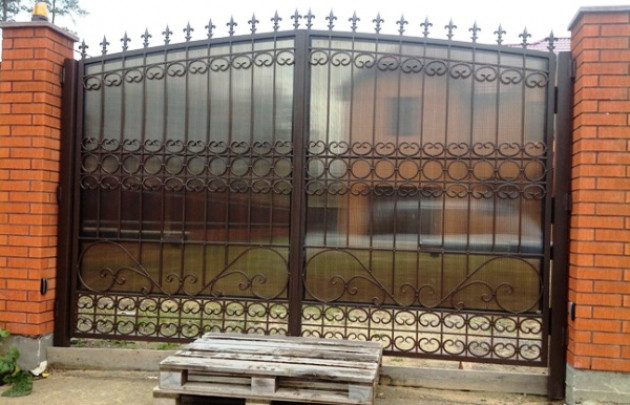 Ворота кованые с поликарбонатом