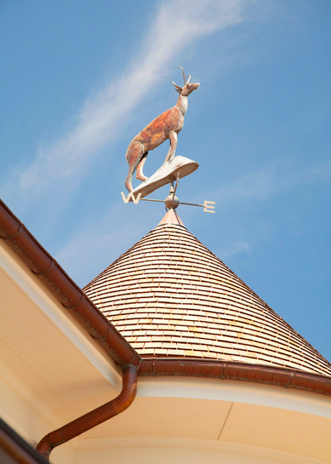 Линии и формы фигур флюгера на крыше