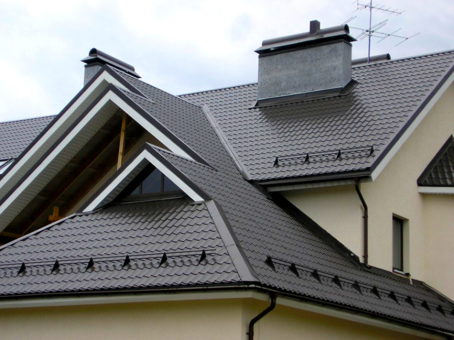 Состав, структура покрытия и разновидности металлочерепицы на крышу