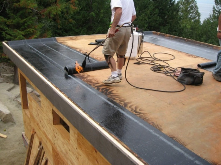 Процесс покрытия крыши гаража