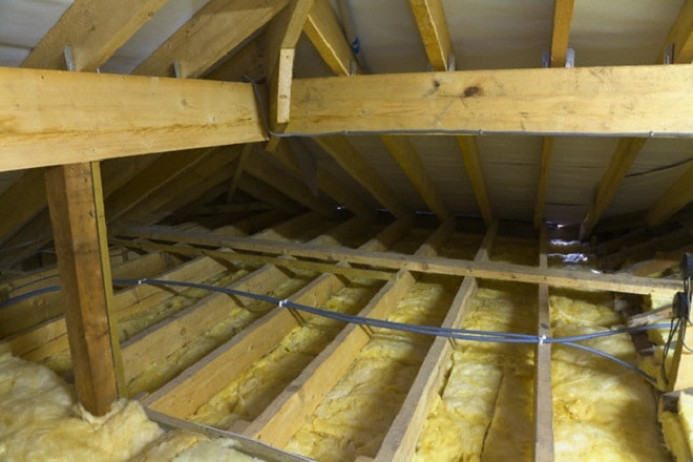 Как подшить потолок с утеплителем