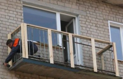 Обшивка балкона: профлист или профнастил