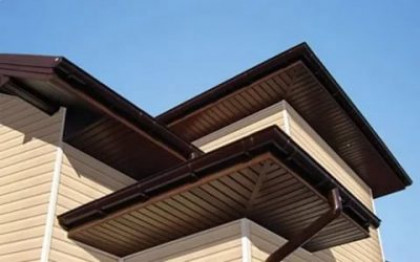 Софиты для подшивки крыши: ПВХ или металл?