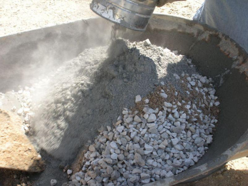 Замешиваем бетон для фундамента вручную