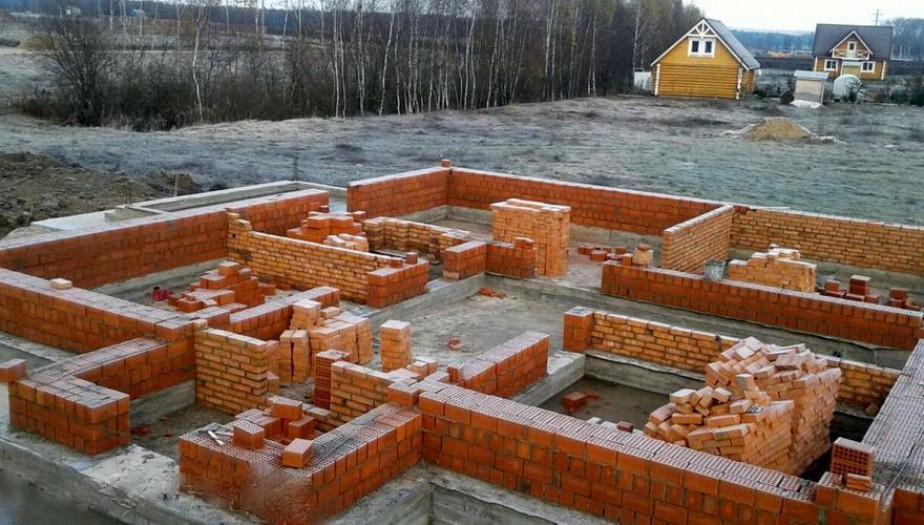 Особенности и материалы для строительства фундамента для дачного дома