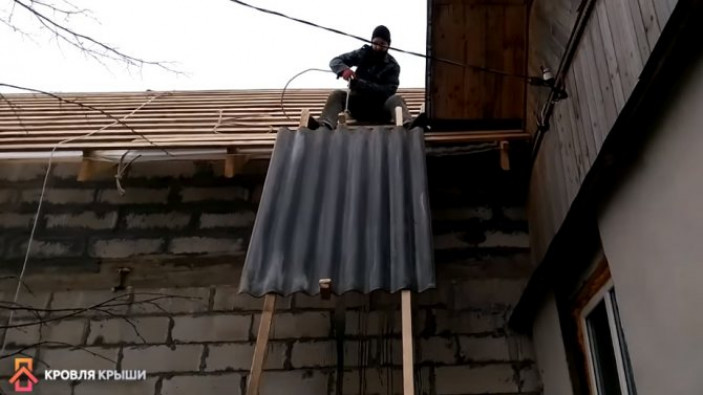 Как поднимать шифер на крышу