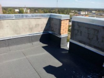 Какое предназначение отводится парапету на крыше?