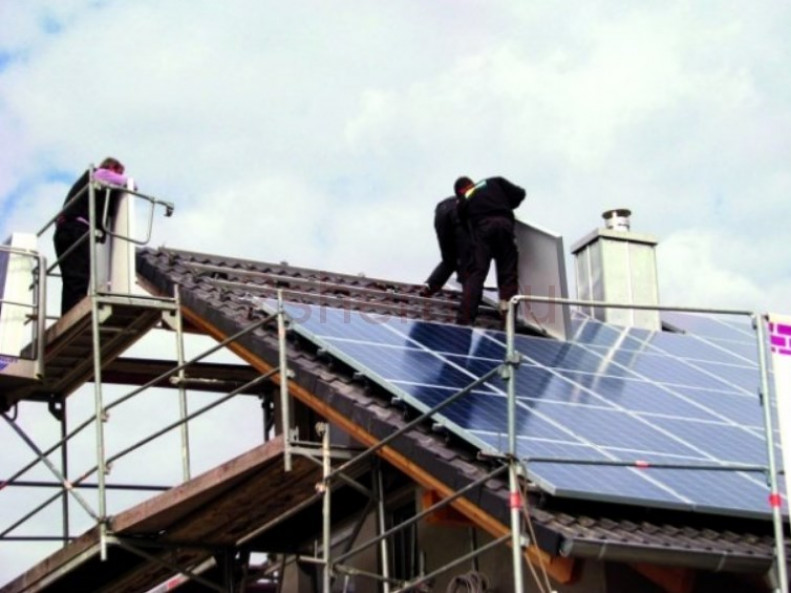 Установка солнечных батарей на крыше в частном доме
