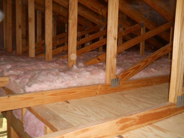Методы внешнего утепления пола чердака в доме с холодной крышей