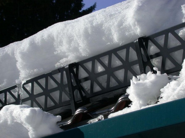 Снегоудержатель на крышу: каким бывает