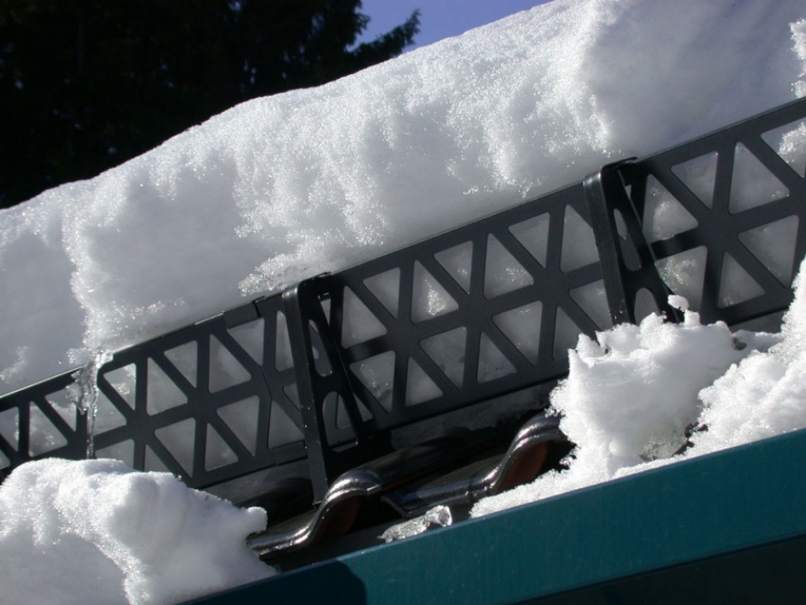 Монтаж снегозадержателей на металлочерепицу: инструкции и их разновидности
