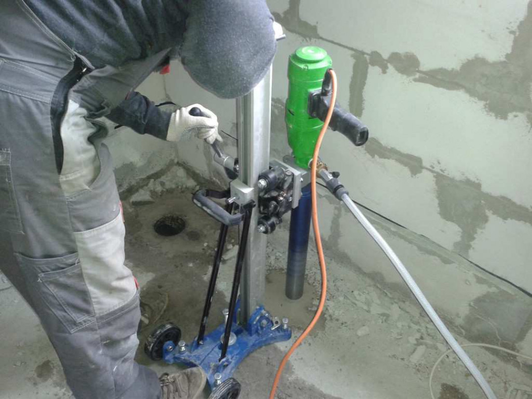 Как сделать вывод канализации из дома под готовым фундаментом