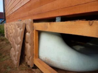 Как утеплить свайный фундамент деревянного дома снаружи своими руками?