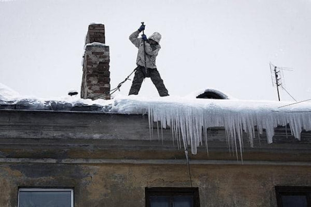 Кто занимается очисткой крыши от снега и льда?