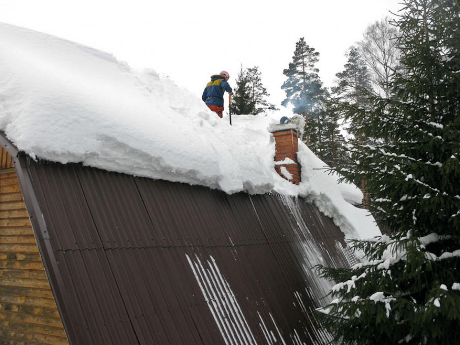 Очистка снега с крыши, нужна ли она