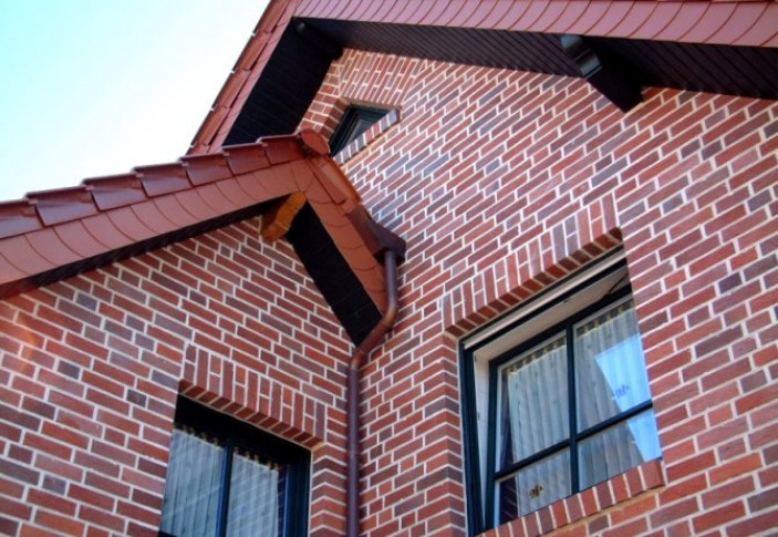Как сделать фронтон двухскатной крыши: теоретические аспекты строительства