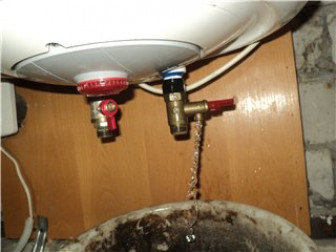 Как слить воду из накопительного водонагревателя?