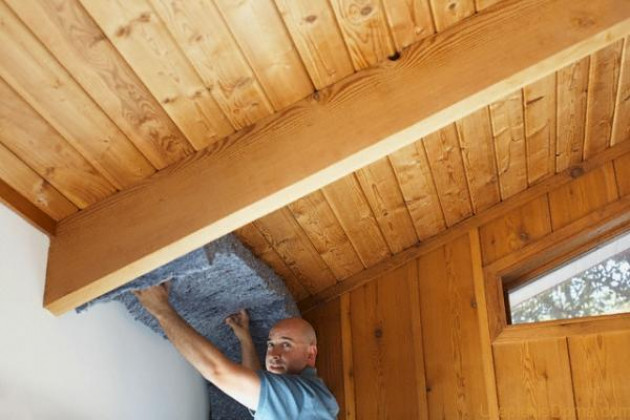 Особенности утепления потолка в деревянном доме