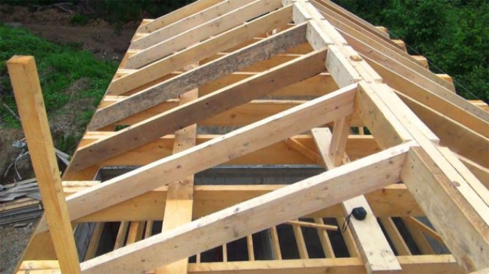 Наслонные и висячие крыши деревянных домов