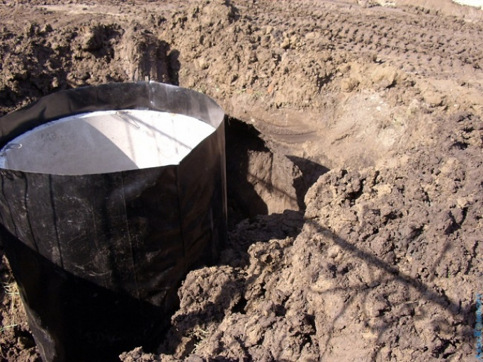Как построить погреб из колодезных колец, если грунтовые воды близко