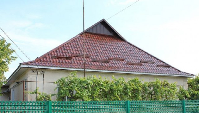 Устройство четырехскатной крыши из металлочерепицы