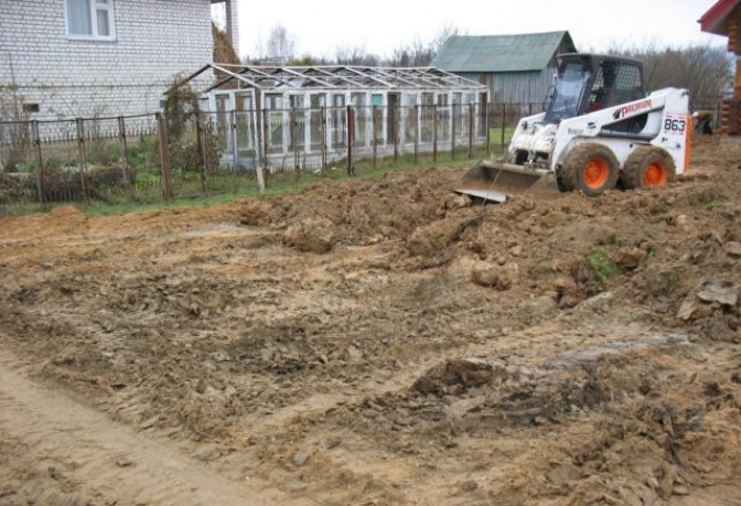 Можно ли соорудить надежную основу дома, если на участке глинистая почва?