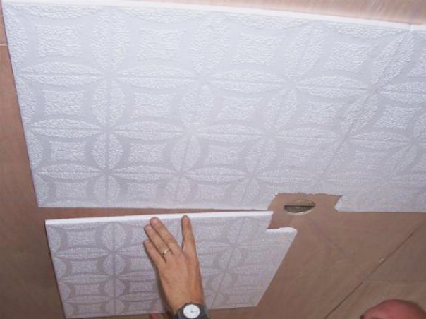 Плитка потолочная без швов – правильная разметка и тщательная поклейка
