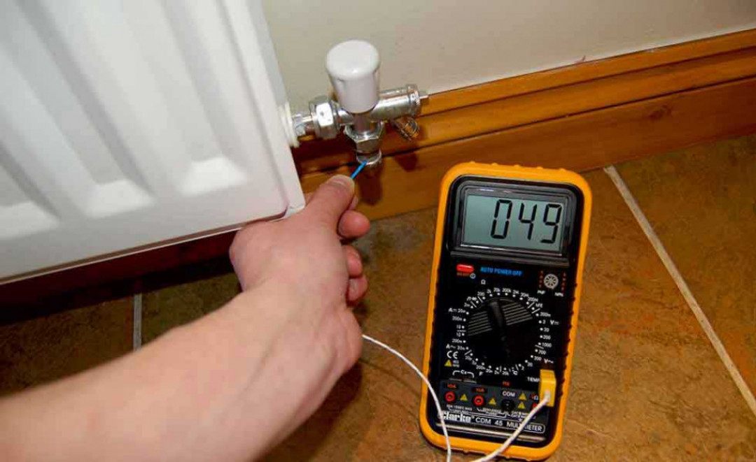 Давление радиатора отопления. Прибор для измерения тепла в батареях. Измеритель температуры батареи отопления. Термометр на батарею. Замеры температуры батареи.