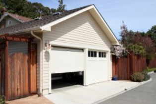 Стили и материалы для строительства дома с гаражом под одной крышей: фото-примеры
