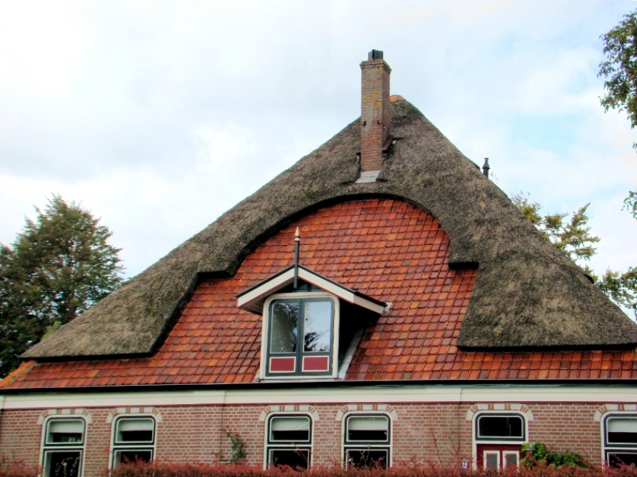Стропильная система четырехскатной крыши: составные элементы и преимущества конструкции