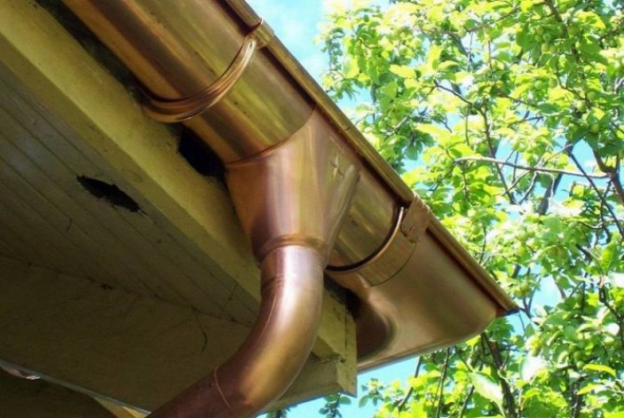 Как правильно выбрать материал для водослива с крыши
