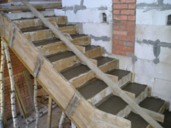 Возведение лестницы из бетона на второй этаж частного дома