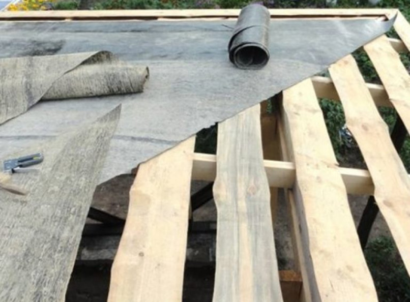 Правила монтажа на деревянную крышу