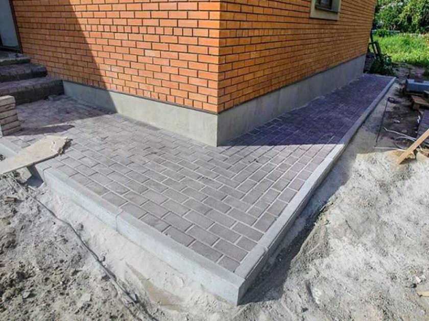 Заливка опалубки бетоном по периметру дома