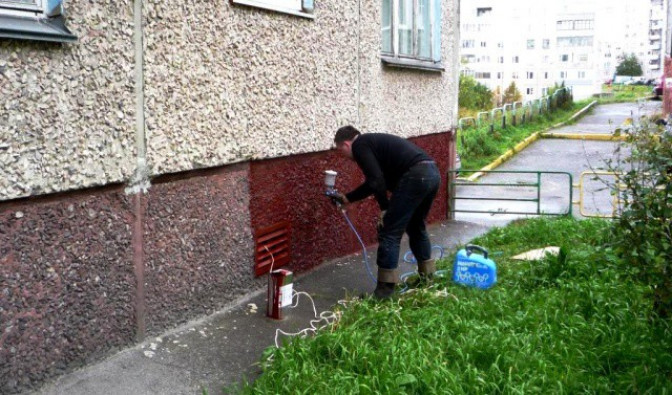 Чем покрасить бетонный фундамент: правила выбора краски для цоколя и советы по окрашиванию