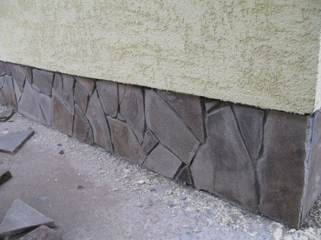 Чем покрасить бетонный фундамент: правила выбора краски для цоколя и советы по окрашиванию