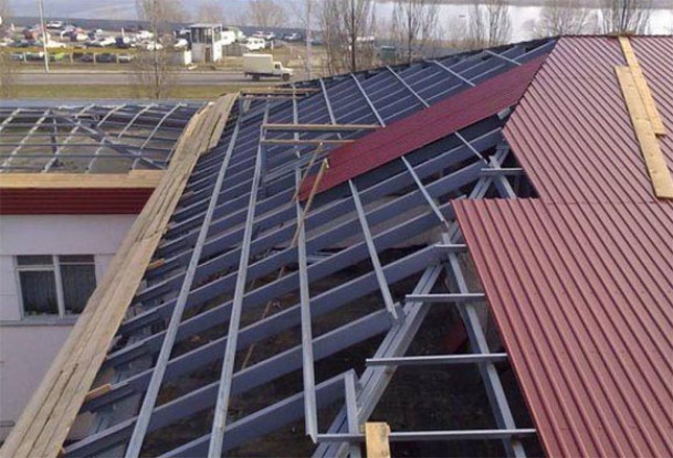 Необходимые условия для установки профнастила на старую крышу