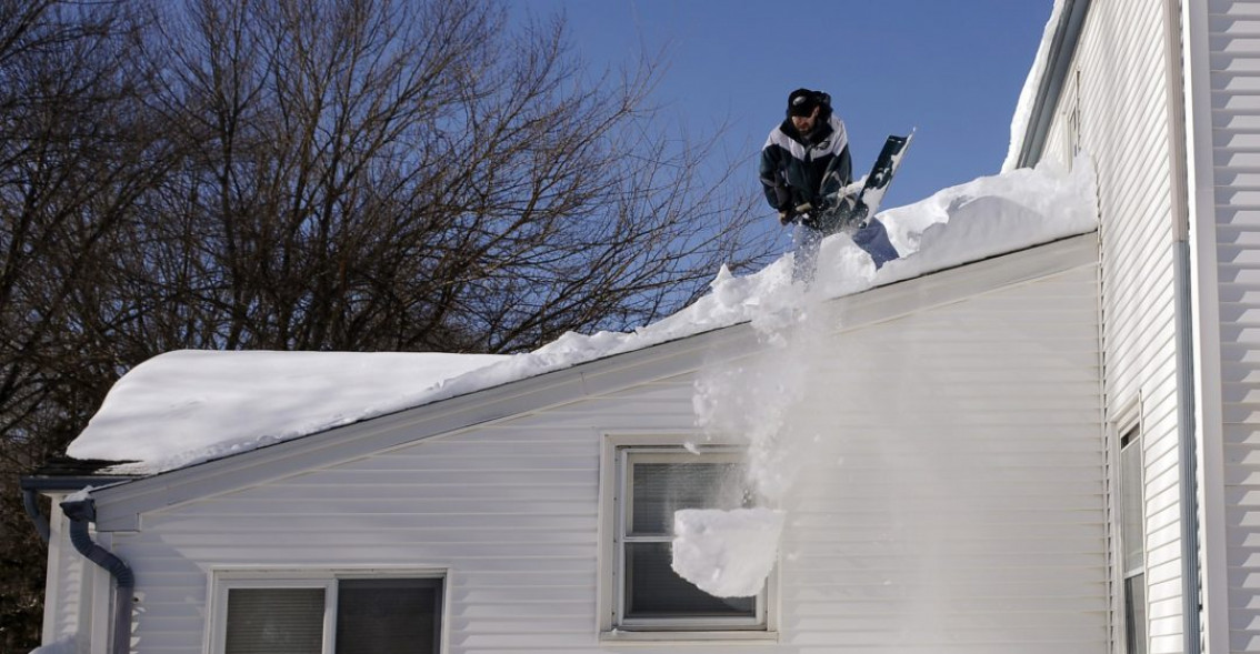 Как избавиться от снега и наледи на крыше?