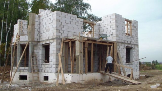 Строительство домов из пеноблоков – выбор и сооружение фундамента