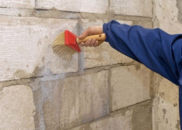 Процесс грунтования бетонной поверхности